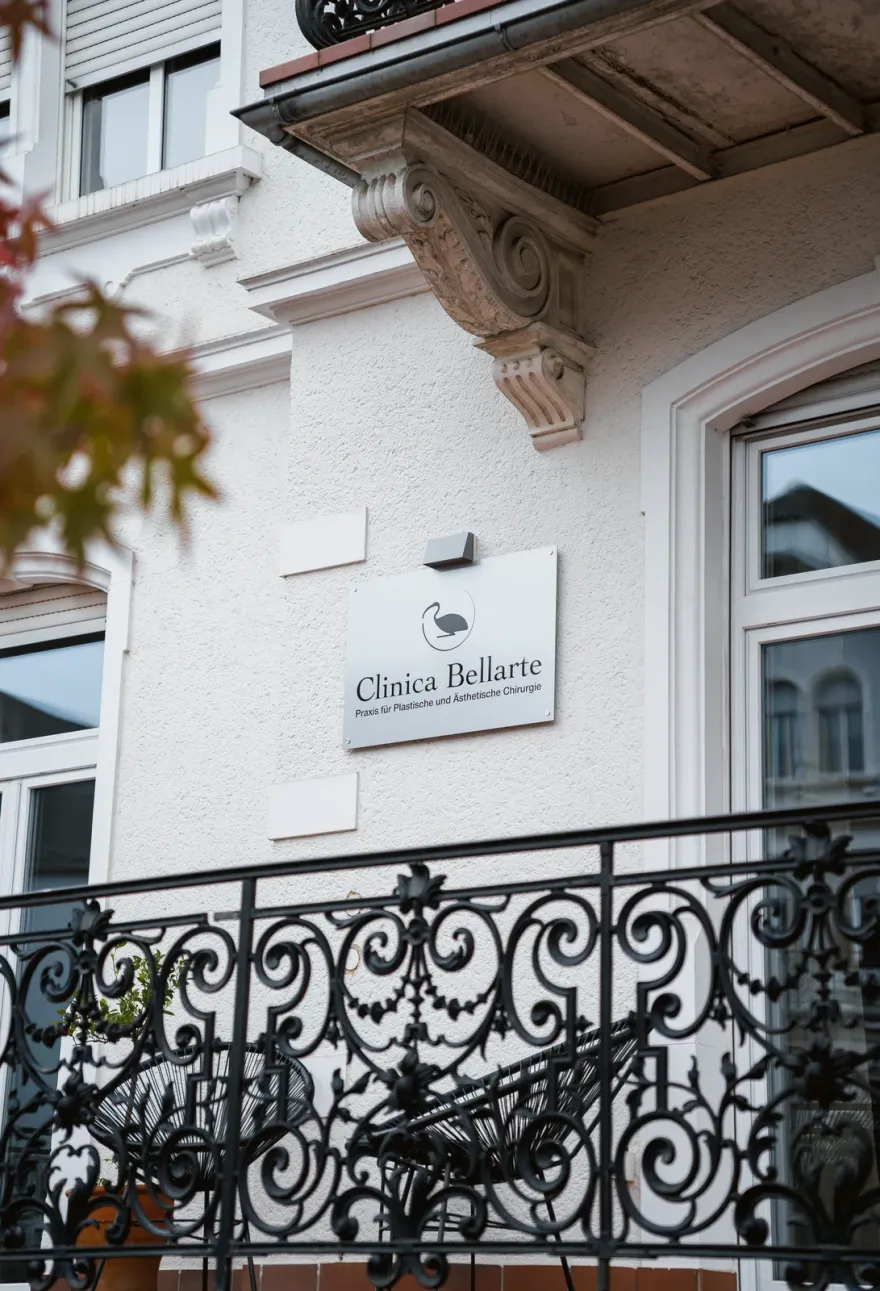 Clinica Bellarte – Praxisschild und Balkon der Villa